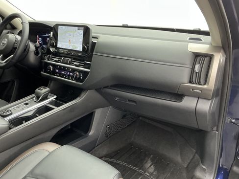 Used 2024 Nissan Pathfinder Platinum image 24