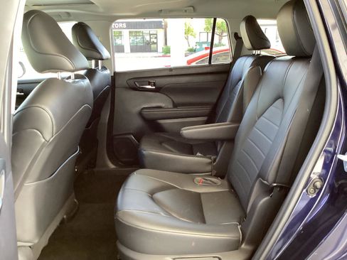 Used 2023 Toyota Highlander XLE AWD/4WD image 12