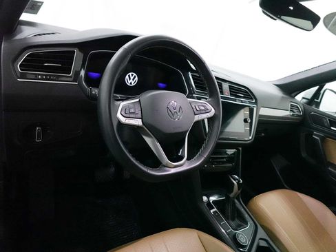 Used 2024 Volkswagen Tiguan SE w/ Panoramic Sunroof Package AWD/4WD image 15