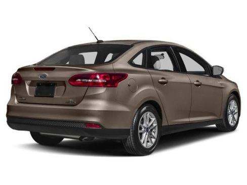 Used 2018 Ford Focus SE w/ Cold Weather Package FWD image 2