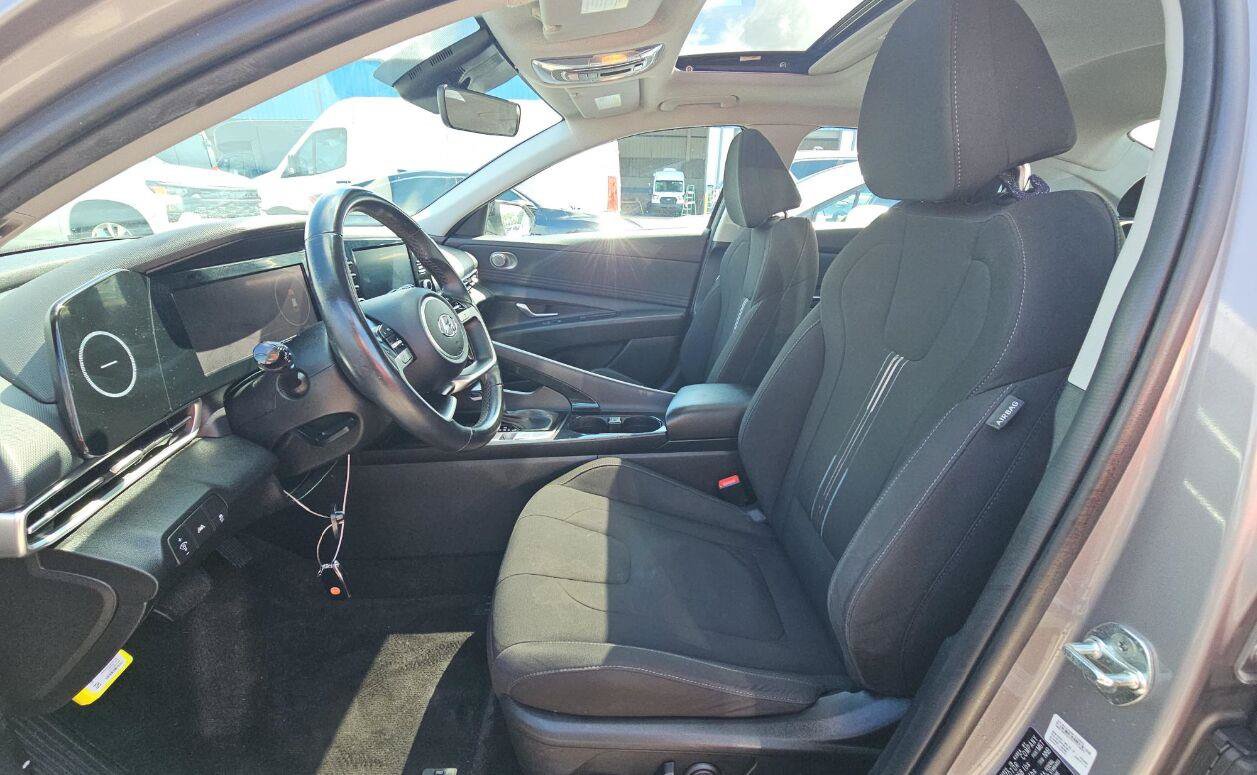 Used 2022 Hyundai Elantra SEL w/ Convenience + Premium Package FWD image 3
