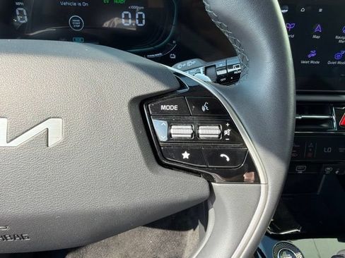 Certified 2023 Kia Niro EX FWD image 18
