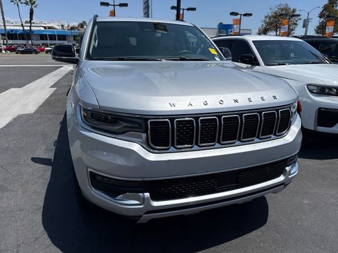 Used 2024 Jeep Wagoneer L Series II w/ Flexible Seating Group RWD image 10