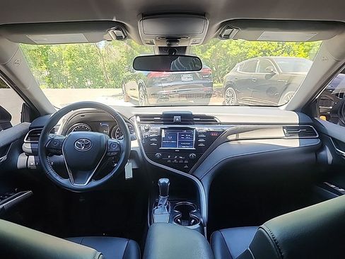 Used 2020 Toyota Camry SE FWD image 18