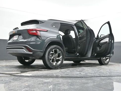 Used 2025 Chevrolet Trax LT image 71