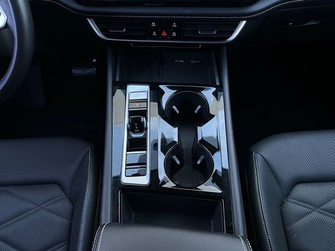 Used 2025 Volkswagen Atlas SE image 16