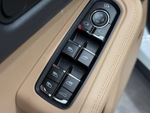 Certified 2025 Porsche Macan AWD/4WD image 25