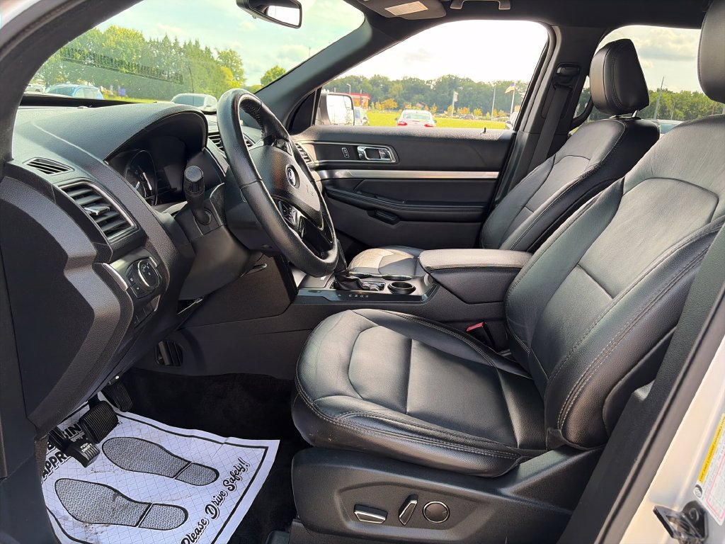 Used 2018 Ford Explorer XLT w/ Equipment Group 202A FWD image 15