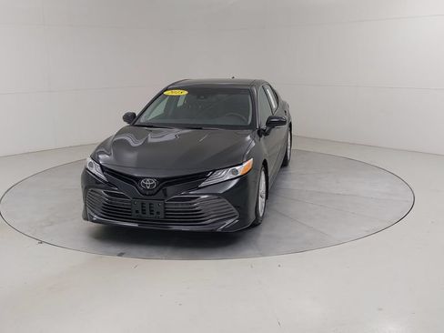 Used 2018 Toyota Camry XLE FWD image 8