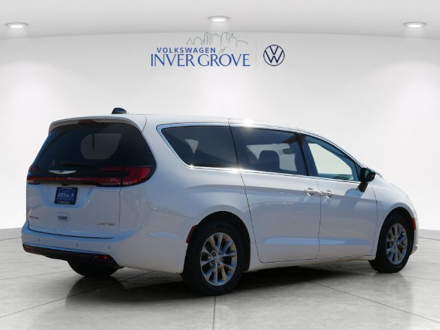 Used 2026 Chrysler Pacifica Limited FWD image 7