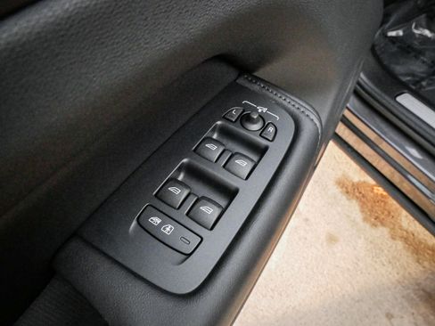 Used 2025 Volvo XC60 B5 Plus w/ Climate Package image 15