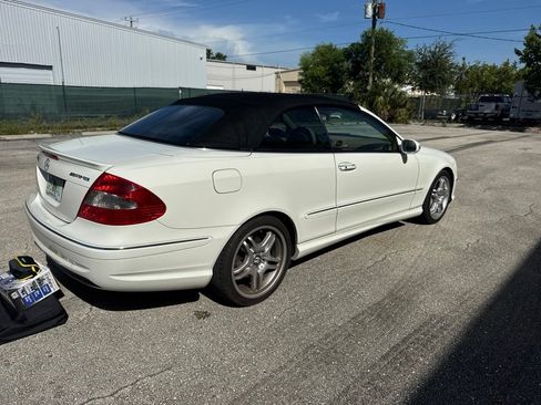 Used 2009 Mercedes-Benz CLK 550 Cabriolet w/ Premium II Pkg image 3