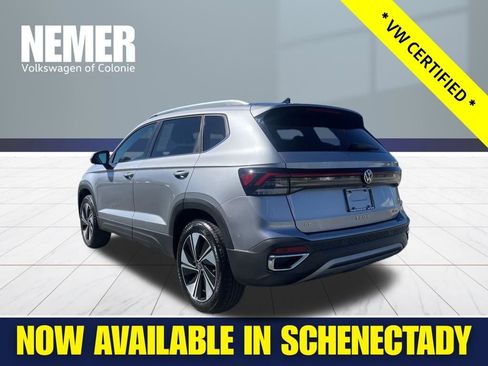 Used 2025 Volkswagen Taos SE w/ Panoramic Sunroof Package AWD/4WD image 4
