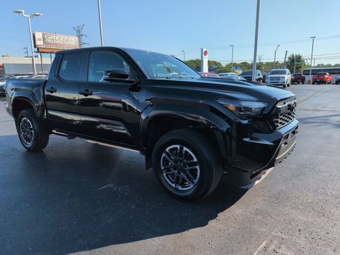 Used 2024 Toyota Tacoma TRD Sport w/ TRD Sport Premium Package AWD/4WD image 7