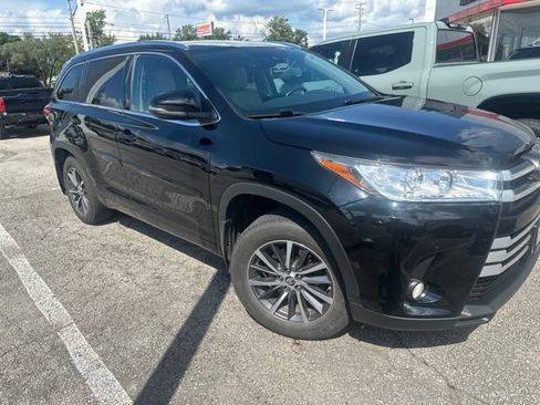 Used 2017 Toyota Highlander AWD V6 image 2