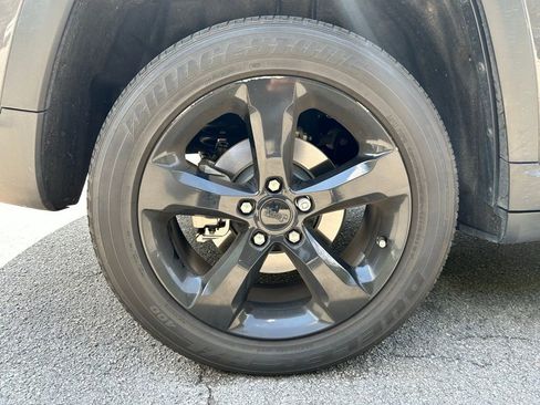 Used 2023 Jeep Grand Cherokee Altitude AWD/4WD image 16