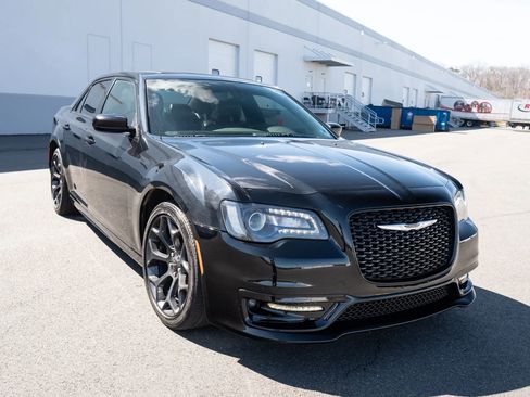 Used 2019 Chrysler 300 S w/ S Model Appearance Package RWD image 8