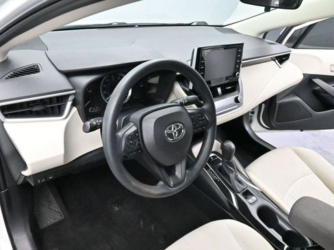 Used 2021 Toyota Corolla LE image 12