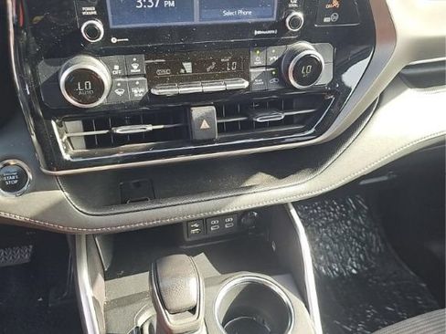 Used 2022 Toyota Highlander L FWD image 6