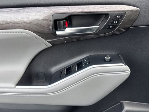 Used 2022 Toyota Highlander Limited image 15