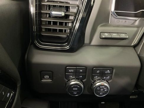 Used 2025 GMC Sierra 3500 AT4 w/ AT4 Premium Plus Package image 28