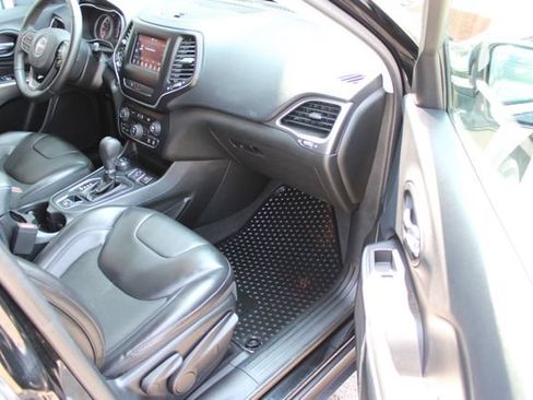 Used 2019 Jeep Cherokee Latitude Plus w/ Cold Weather Group AWD/4WD image 45