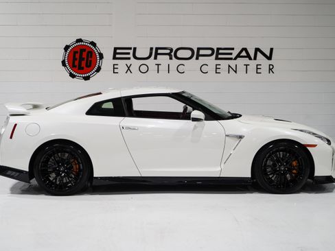 Used 2021 Nissan GT-R Premium AWD/4WD image 6