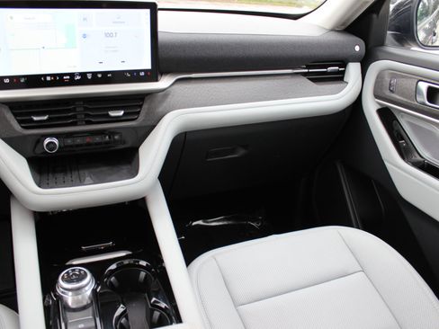 Used 2025 Ford Explorer Platinum w/ LUX Leather Package image 24