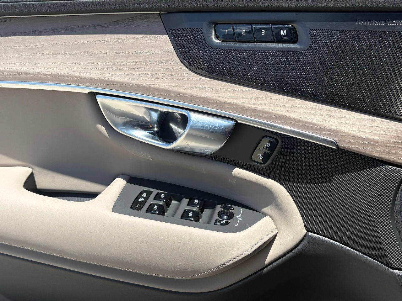 New 2026 Volvo XC90 B6 Plus w/ Protection Package Premier AWD/4WD image 17