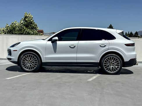 Used 2023 Porsche Cayenne Platinum Edition AWD/4WD image 2