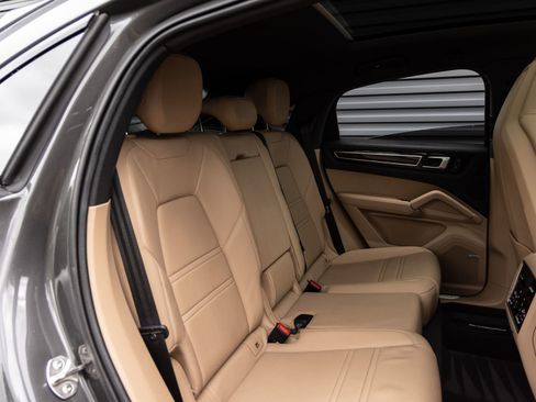 Certified 2022 Porsche Cayenne Coupe AWD/4WD image 31