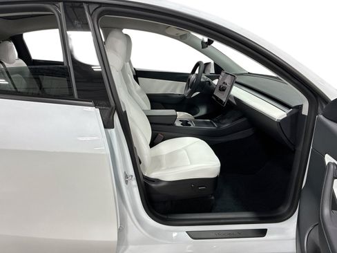 Certified 2022 Tesla Model Y Long Range AWD/4WD image 13