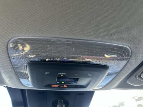 Used 2025 Toyota Prius SE image 31