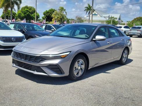 Used 2026 Hyundai Elantra SE image 2