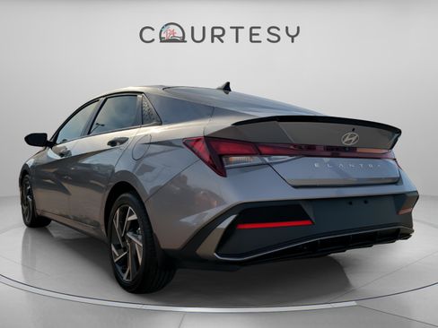 Used 2025 Hyundai Elantra Sport image 2