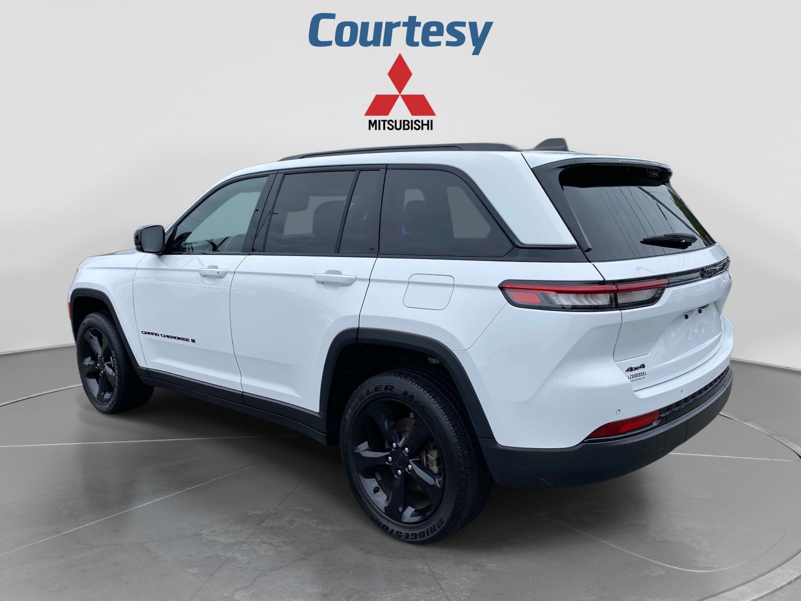 Used 2023 Jeep Grand Cherokee Altitude AWD/4WD image 3