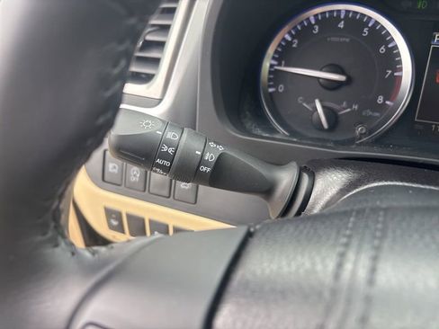 Used 2017 Toyota Highlander Limited AWD/4WD image 38
