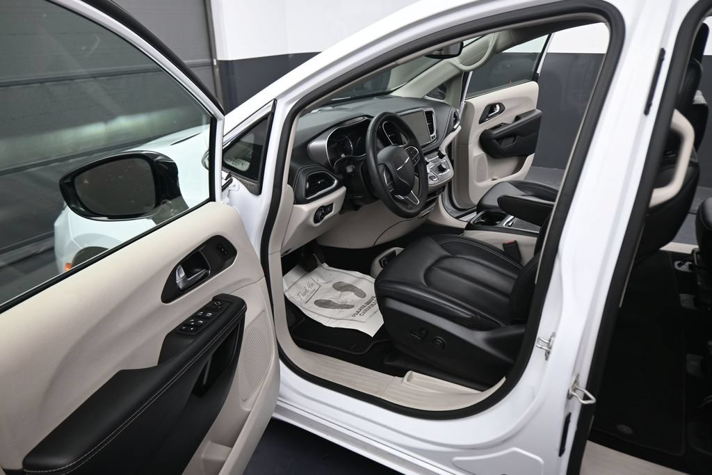 Used 2024 Chrysler Pacifica Limited FWD image 41