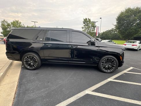Used 2025 Cadillac Escalade ESV Sport Platinum AWD/4WD image 4