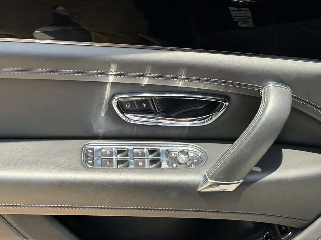 Used 2019 Bentley Bentayga AWD/4WD image 30