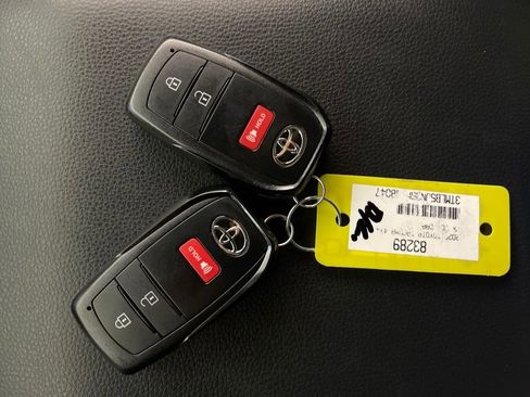 Certified 2025 Toyota Tacoma TRD Off-Road image 24