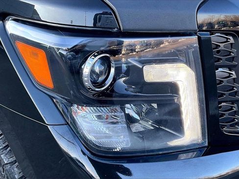 Used 2018 Nissan Titan SV image 32