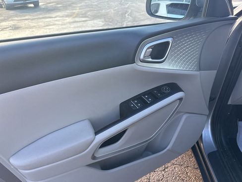Used 2025 Kia Soul LX FWD image 12