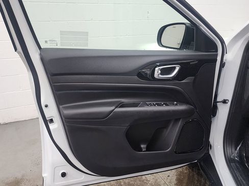 New 2026 Jeep Compass Latitude image 9