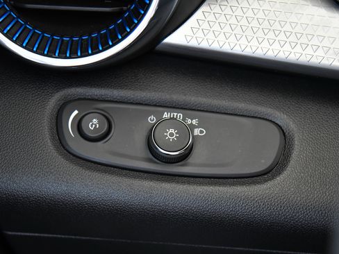 Used 2025 Chevrolet Trax LT FWD image 32