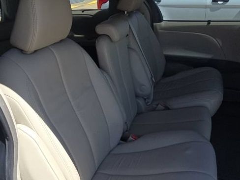 Used 2014 Toyota Sienna XLE FWD image 29