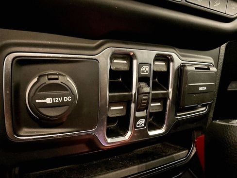 Used 2019 Jeep Wrangler Unlimited Sahara image 31