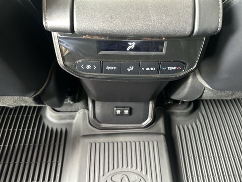 Used 2021 Toyota Highlander XLE image 23