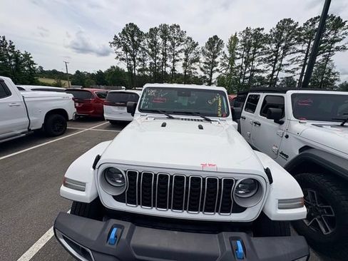 Used 2024 Jeep Wrangler Unlimited Sahara AWD/4WD image 14