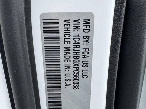 Used 2023 Jeep Grand Cherokee Limited w/ Black Appearance Package image 27